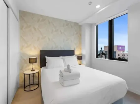 Stunning 2Br with Views Near Sky Tower Zodiak Stays Отели рядом со станцией Станция Бритомарт