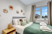 Spacious 4 Bedroom 4 Bath-Free Parking Great Links