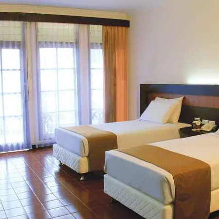 Danau Toba International Cottage Berastagi Отели в г. Каро