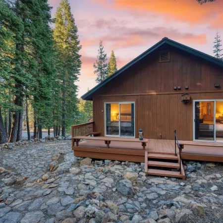 Golden Summit by AvantStay Stunning Secluded Cabin w Access to Tahoe Donner