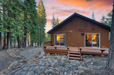 Golden Summit by AvantStay Stunning Secluded Cabin w Access to Tahoe Donner Отели в г. Траки