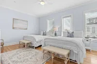 Emerald Paradise 2 Blocks to Beach Rooftop Patio Pool Access Sleeps 10