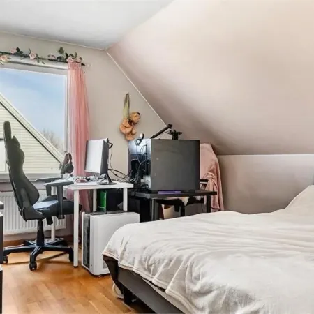 5-Bed-Rooms House with Jacuzzi, Free Parking, and 2 Toilets-Bath in Malmö