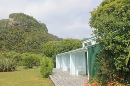 Punakaiki Beach Camp Отели рядом с достопримечательностью «Панкейк Рокс Лукаут»