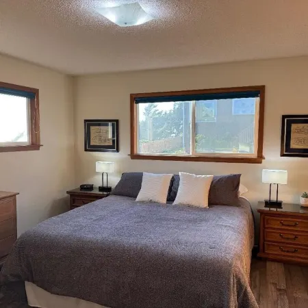 Gem of Yachats! Great view and location, dog friendly and cozy fireplace!