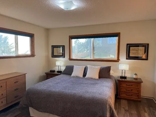 Gem of Yachats! Great view and location, dog friendly and cozy fireplace!