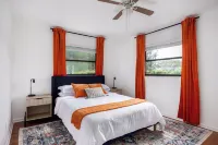 4BR Charming Home-Walk UF 2mi -Park-King Bed-Games-BBQ-Firetable-Backyard fenced