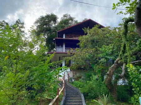 Ced Garden Отели рядом с достопримечательностью «Остров Минилок»