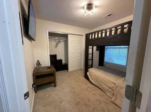 3-bedroom Ranch Duplex in charming Columbia with WiFi, 6 miles to Mizzou Arena Các khách sạn ở Rock Bridge