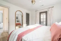 Luxe Cottage w/ hot tub + firepit + library near lake. Pet friendly!