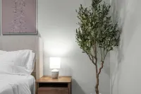 Breathtaking 2BR Near Lake Michigan in Evanston CycleBar Evanston 주변 호텔