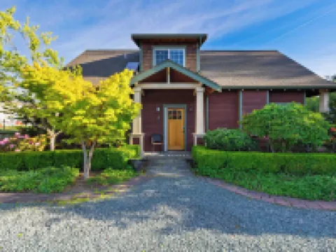 Sunny Backyard Fireplace Coastal Access in Peaceful Neighborhood Near Shopping Hotels in Langley