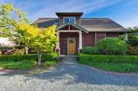Sunny Backyard Fireplace Coastal Access in Peaceful Neighborhood Near Shopping Hotels in Langley