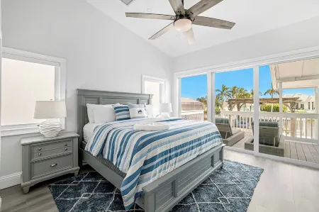 Luxury WaterFront Home, Putting Green, Bocce, Kayaks SUP's Bikes Pool/PPong Tbl