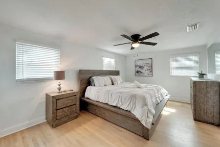 Waterfront Paradise - Modern - Pool & Grill