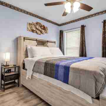 Charming 3-Br House in lovely Buffalo with AC, WiFi & Free Parking Rooms