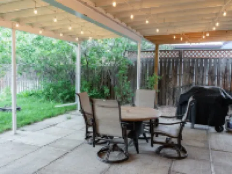 4 Bedroom Home, Fenced Yard and Hot Tub! โรงแรมในแลนเดอร์