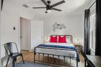 Your Amazing 3BR 2BA Downtown Delight - Bungalows