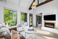 Luxury villa - a stones throw from the lake