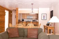 Family friendly, 4BR condo. Walking distance to slopes, hot tub & town shuttle!
