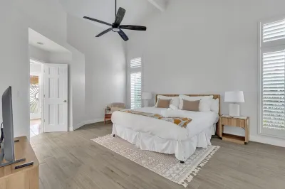 Modern and Classy 4 Bdrm N. Scottsdale Retreat! Hotels near T.J. Maxx