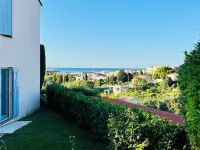 Beau Rez-de-jardin vue Mer, Plage a 10 min à Pied Hotel a Vallauris