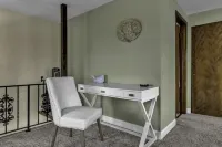 Tasteful loft, work-friendly
