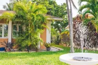 COCONUT PALM HIDEAWAY-QUEEN Hotels in 