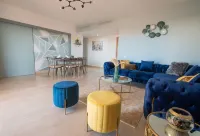 Blue Paradise,a ray of Sunshine Between sea & Pool