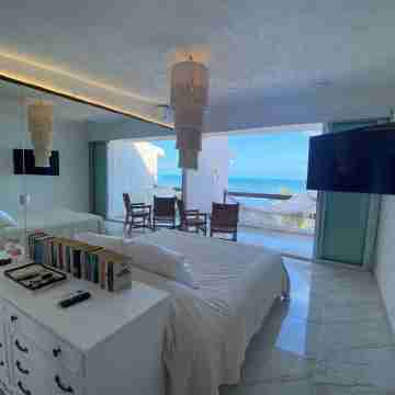 Beachfront Villa Luna: 2 Pools, tennis court, chef and 5-bedrooms w/ great views Rooms