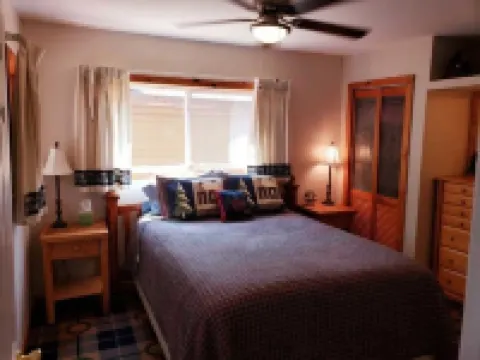 Spectacular Lakefront Cabin w/boat mooring on Higgins Lake Sleeps up to 8 people