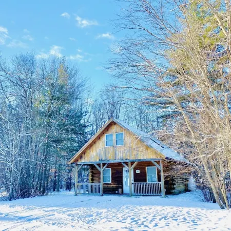 Rustic riverfront cabin- 15 minutes from the Cog Railway and Crawford Notch.