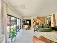 Contemporary villa with pool, 10 minutes from the beach!