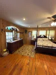 The Cozy Cute Rustic Lodge close to everything. Clean & Spacious- Fire Pit.