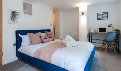 Stylish 2 bed town centre apartment with private parking