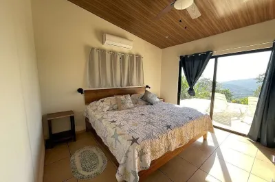 Sunset Haven: Oceanview Bliss Just Minutes from the Beaches of Dominical Hotels near The Living Library Sanctuary
