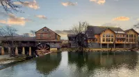 Perfect Hub: Near Gatlinburg & Pigeon Forge, Wi-Fi, New Hot Tub & Treetop Views! Hotel in zona The Little Chateau