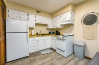 Stunning & Stylish Downtown Studio - Highland Park Hotels near Ravinia Festival