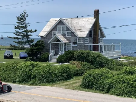 sea breeze house at sakonnet point. RE. 03495-STR