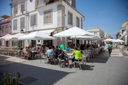 Beautiful, spacious villa with solar pool & games room Отели рядом с достопримечательностью «Quinta do vale»