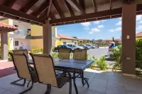 Pearl 2-bedroom Condo walking to wonderful Eagle Beach Hotel a Eagle Beach