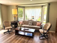 Orchard Cottage in Lantzville near Nanaimo Brand New Renovation