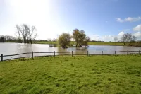 3 bed converted chapel with lake view Hotels in Horsham