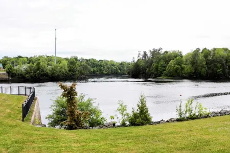 River View by the Border, stylish cozy centrally located in downtown St Stephen!