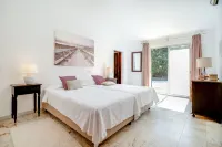 Traditional 3 bedroom villa with great pool in the heart of Vale do Lobo 阿爾曼西爾住宿飯店