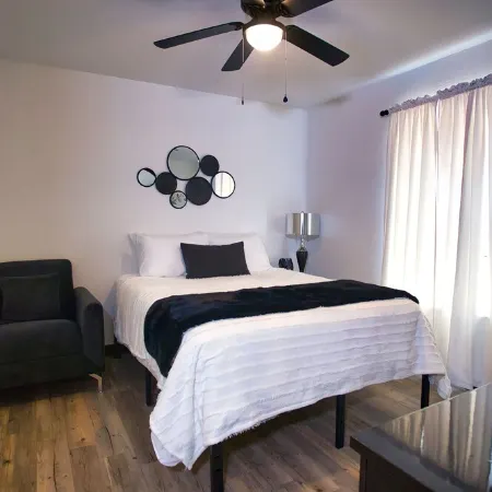 Chic & Cozy 2 bedroom/1 bathroom - RATED BEST
