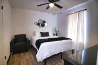 Chic & Cozy 2 bedroom/1 bathroom - RATED BEST