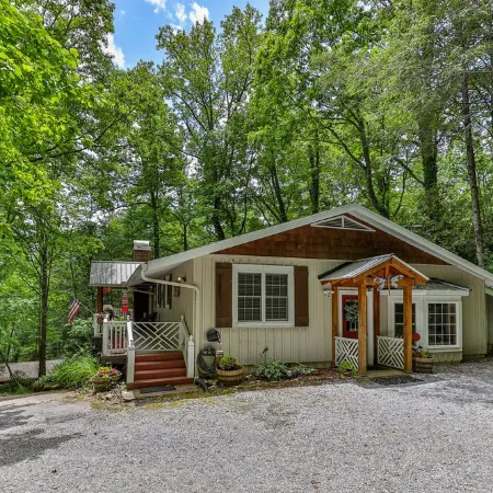 1 Level, 3 Master BRs,  4 BA,   Covered Porch!