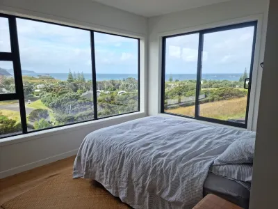 XSPOT Medlands - new 2 bed 2 bath pad - ocean views - 5 min. stroll to the beach Hotels in der Nähe von Chaos Charters