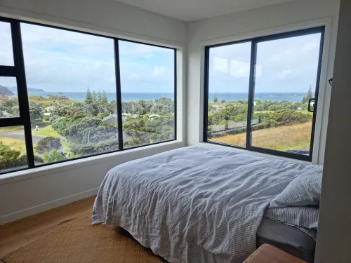 XSPOT Medlands - new 2 bed 2 bath pad - ocean views - 5 min. stroll to the beach
